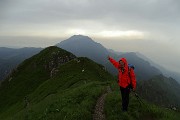 Monte Due Mani (1656 m) dalla Culmine S. Pietro il 7 giugno 2016 con...temporalone di vetta ! - FOTOGALLERY 